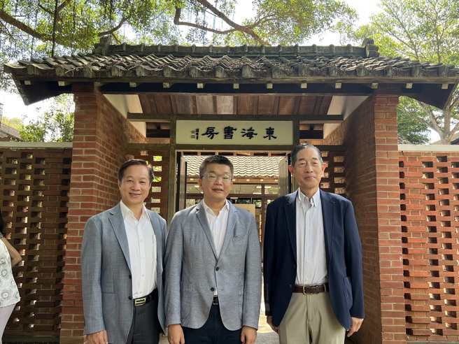 蔡其昌（中）与董事长吴清迈（右）、校长张国恩（左）合影。(照片/东海大学提供)