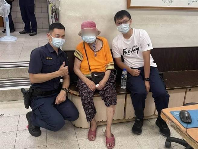 警方查出老妇身分，协助其平安返家。(翻摄照片／林郁平台北传真）