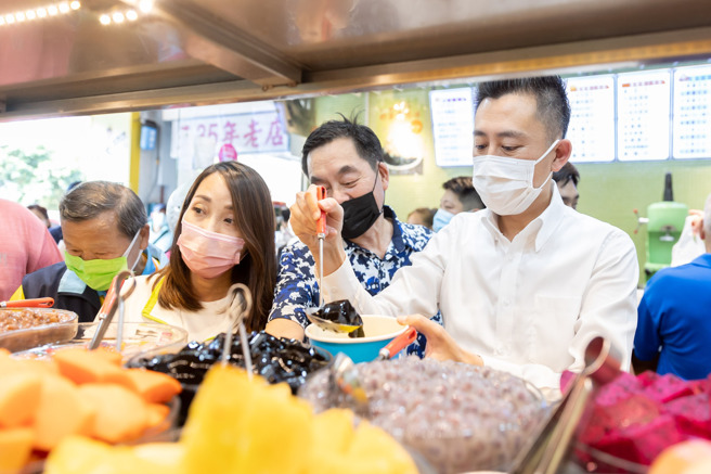 民進黨桃園市長參選人林智堅今（6）日就在臉書上點出了消暑撇步，直言「夏日的週末午後，來碗雪花冰消暑一下吧」。（取自林智堅臉書）