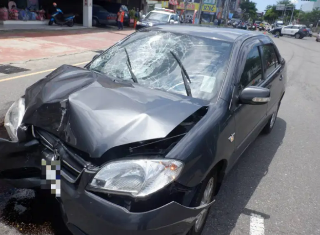 66岁男子开车行经路口时疑因剎车失灵，直接衝向正在停等红灯的2辆机车，其中1名24岁男骑士颅骨骨折、内臟破裂，送医后不治。（民眾提供）