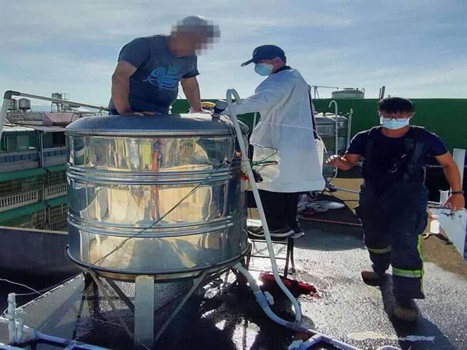 伸港乡屋主自行洗水塔，掉进水塔爬不出来，伸港消防分队协助脱困。（彰化县消防局提供／吴敏菁彰化传真）