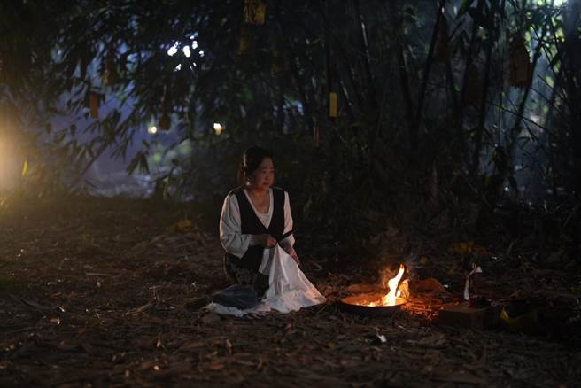 沛小岚在竹林中配合道士作法。（采昌、马棋朵提供）