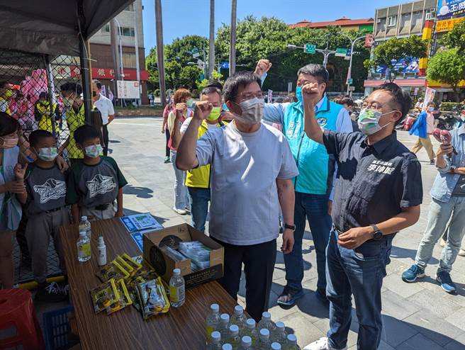 针对是否会觉得侯友宜「争功诿过」，对此林佳龙表示，政绩是大家的，不要去怕讲到别人也有贡献，过去我当交通部长时很感谢我，不能因为现在自己变竞选者就绝口不提。(黄敬文摄)