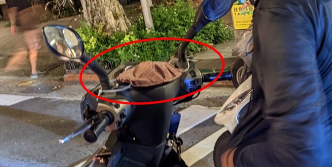 網友看到騎士的機車上居然戴了「口罩」，相當不解究竟有什麼用途。（圖／取自路上觀察學院）