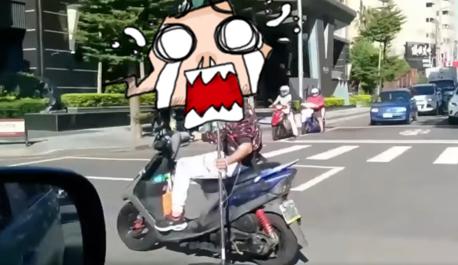 有网友在路上目击1名男骑士竟边骑车边「拖着点滴架」，点滴架的轮子就跟着在地上转，该网友录下影片称「到底要命还是不要命啊？」（翻摄自脸书「爆废公社」）