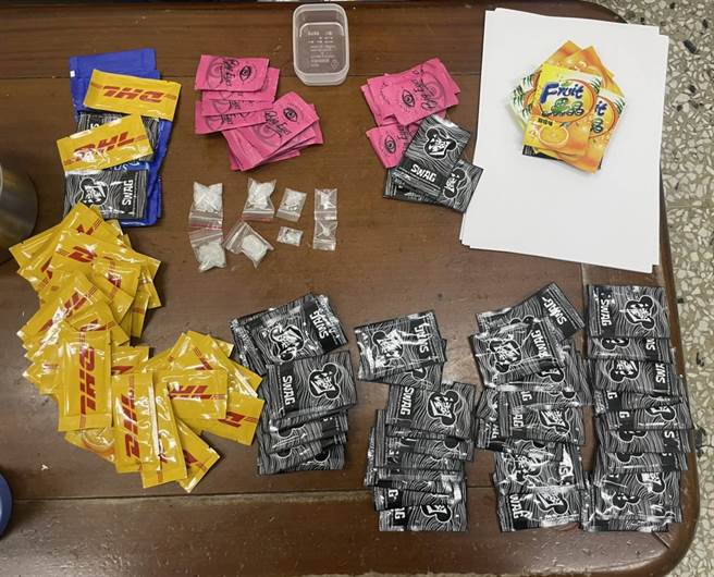 警方半夜拦查闯红灯汽车，意外查到大量咖啡包与安非他命。（读者提供／程炳璋台南传真）