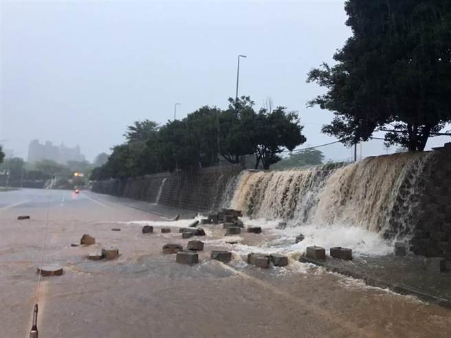 嘉義市4日暴雨，啟明路邊牆大石塊崩落，黃流滾滾。（民眾提供／廖素慧嘉市傳真）