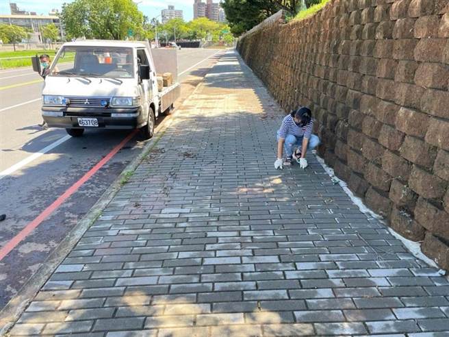 嘉義市府搶修啟明路擋土牆落石，隔天修復。（嘉義市政府提供／廖素慧嘉市傳真）