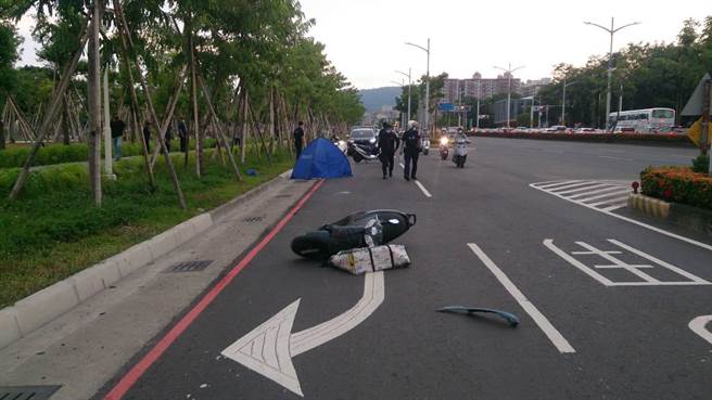 高雄市左營區6日傍晚發生一件死亡車禍，警方獲報到場處理。（翻攝照片／林瑞益高雄傳真）