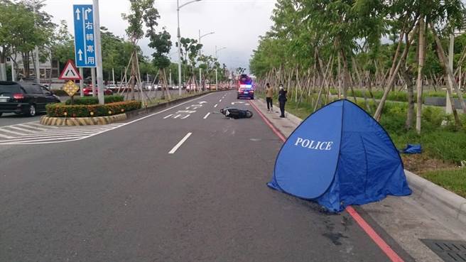 高雄市左營區6日傍晚發生一件預拌混凝土車和機車的車禍，女騎士當場死亡。（翻攝照片／林瑞益高雄傳真）