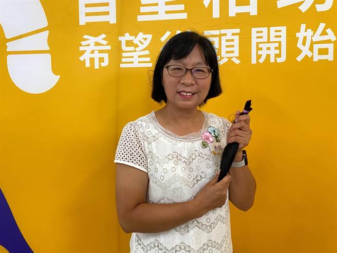 台中市惠来国小校长谢秀娟6年前号召30多位师生捐髮，昨天她也捐出自己的头髮。（张亦惠摄）