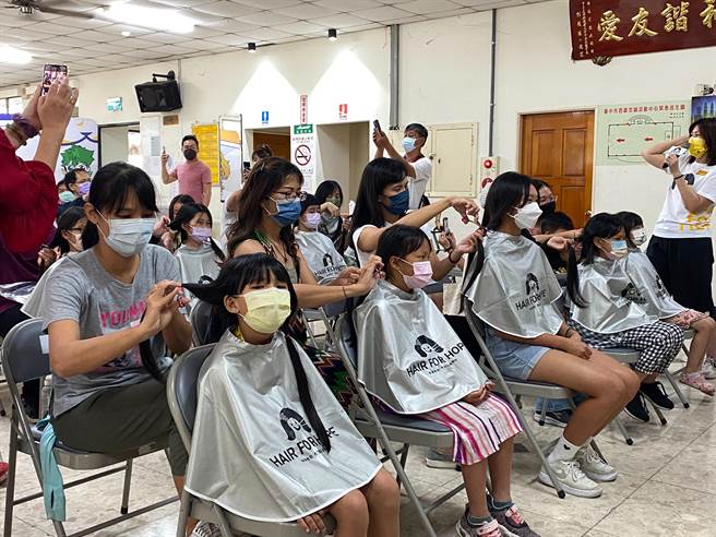 第8届「首望相助，希望从头开始」首度在台中举办，共有20位民眾共襄盛举，落髮助癌友。（张亦惠摄）