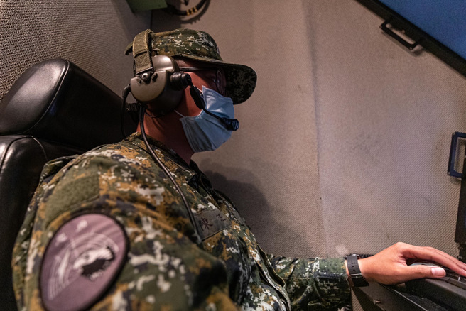 空军防空飞弹部队官兵掌握空中情资。（军闻社记者周力行摄）