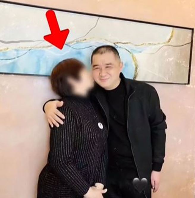 张颖颖称该位男性是她亲爹，和她妈妈已婚超过20年。(图/张颖颖 抖音)