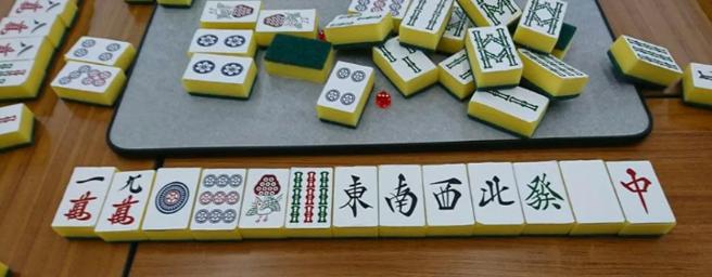 照片中的麻將花色相當齊全，只不過尺寸比一般麻將大了好幾倍。（圖／翻攝自推特 @Aeigs013）