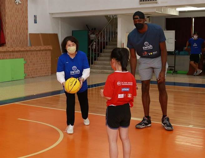 嘉义市长黄敏惠与职篮球星戴维斯与孩子打球互动。（廖素慧摄）