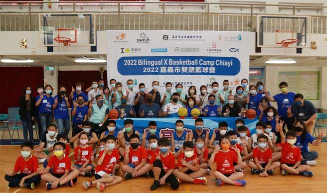 嘉义市长黄敏惠称许民间社团引进职篮教育孩子。（廖素慧摄）