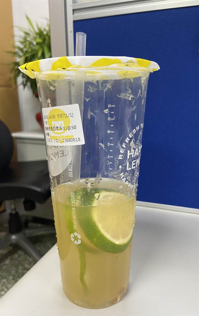 台北市政府抢先报请环保署核准，宣布自今年12月1日起全市2206间饮料店禁用一次用塑胶饮料杯(包含生物可分解塑胶PLA杯)。（陈薏云摄）