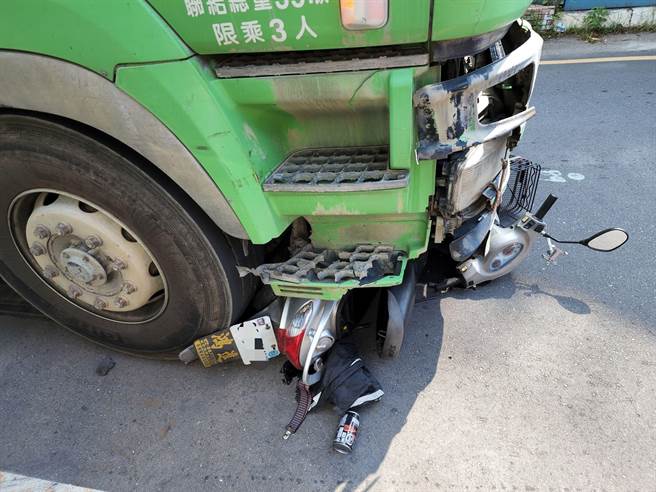 機車被捲入砂石車底，騎士不幸當場死亡。（民眾提供）