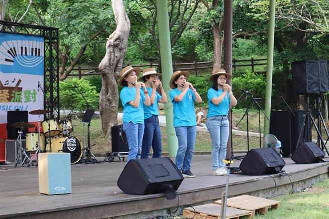 新竹县府一级主管组成口琴队，在邓雨贤音乐会上惊喜演出。（邱立雅摄）