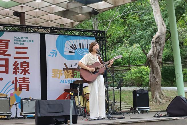 客语创作歌手黄宇寒自弹自唱，歌声清亮悠扬。（邱立雅摄）