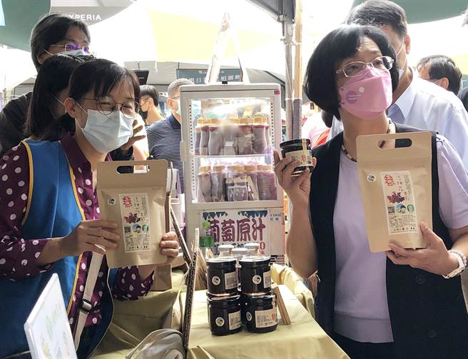 彰化縣長王惠美（右）特地率領團隊，6日到中友小農市集現場親自推銷，將彰化的優質農特產品介紹給台中市的消費者。（中友百貨提供／陳世宗台中傳真）