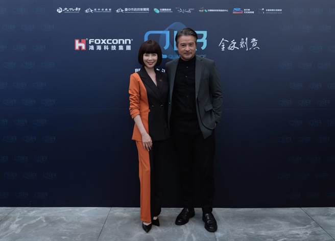 天心（左）、李铭顺再续前缘，笑称「就像同花顺」一样默契十足。（金禾创意提供）