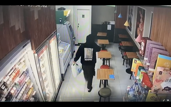 诈欺车手集团看影集学变装23人被骗250万 终遭警识破落网（图片撷取自影片）