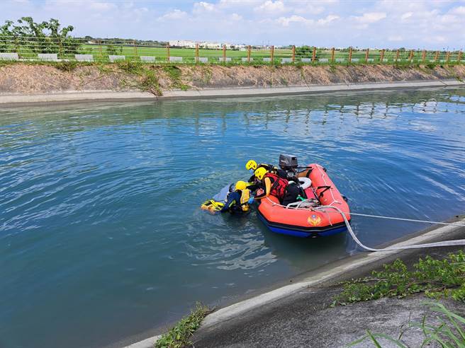 消防局勤务中心接获蔡员回报后，立即派遣后壁分队共2车5人赶往，抵达时立即下船艇将男子打捞上岸。（读者提供／张毓翎台南传真）