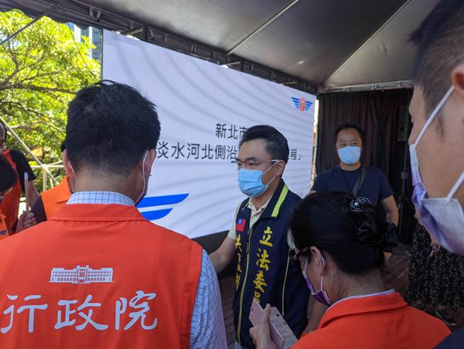 淡水在地立委洪孟楷发现流程中的贵宾致词疑似遭临时删除，不满的痛斥行政院及公路总局的人员对蓝绿立委大小眼。(黄敬文摄)