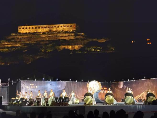 优人神鼓在新北市2022矿山艺术节的鎏金时尚夜活动中，推出新作「阳歌行」，感动在场的民眾。（张志康摄）