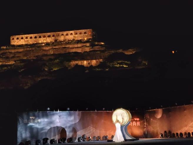 优人神鼓在新北市2022矿山艺术节的鎏金时尚夜活动中，推出新作「阳歌行」，感动在场的民眾。（张志康摄）