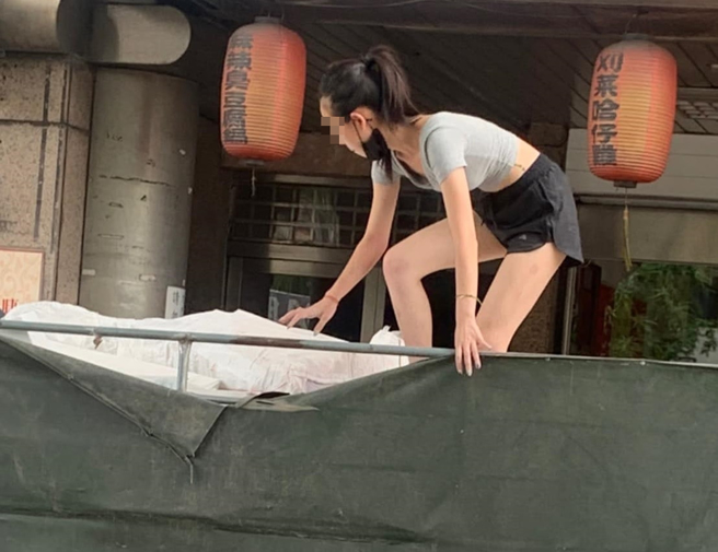 正妹彎腰整理廢棄木材回收，辛苦的一面也被拍下。（翻攝自臉書裝潢/木工/修繕/聯誼會(啓大大分享園地)）