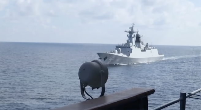 国防部今（6）日发布最新的影片表示，中华民国海军马公军舰在东部海域监控中共马鞍山号舰。（取自国防部发言人脸书）