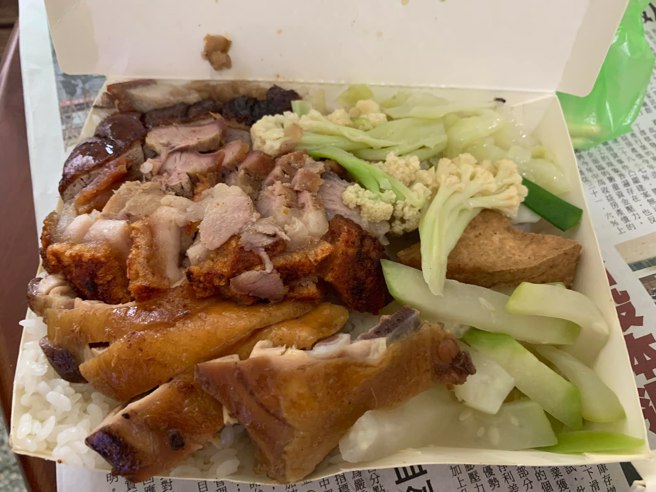 原PO到自助餐夾了燒肉加上3樣配菜的便當，被收110元，直呼太貴。(圖／爆廢公社)