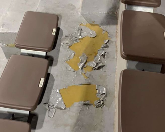 新竹棒球場觀眾席地面「落漆」的情況。（圖／取自新竹爆廢公社）