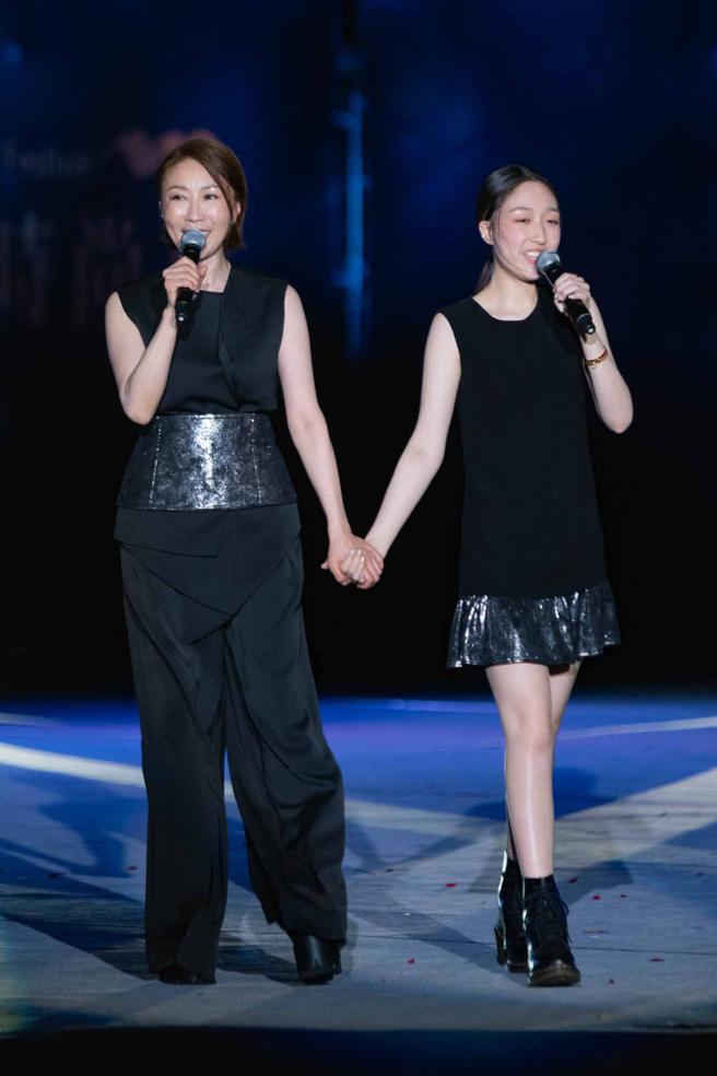 李翊君携女儿「Chanel」王敏淳出席「鎏金时尚夜」，献唱多首歌曲。（吴松和摄）