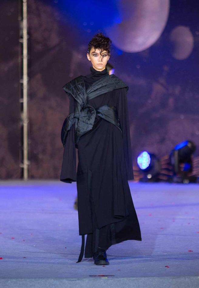 设计师品牌INF以不同材质堆迭的面料，打造十三层遗址层层多迭的意象。（吴松和摄）