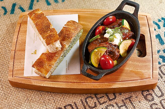 〈铁锅乡村番茄炖牛颊〉的烹调方式与传统法式〈红酒炖牛肉〉一样，将澳洲牛颊肉炖至入味，可用佛卡麵包沾食肉汁。图／姚舜