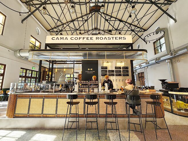 内侧吧台提供各式咖啡调饮与调酒。图／姚舜