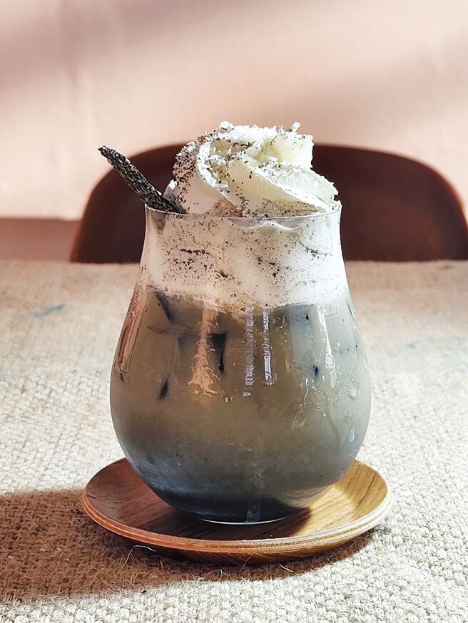 〈水泥拿铁〉是以浓郁黑芝麻香气搭配cama义式咖啡豆，再加威士忌及燕麦奶融合整杯饮品的酒香及滑顺感。图／姚舜