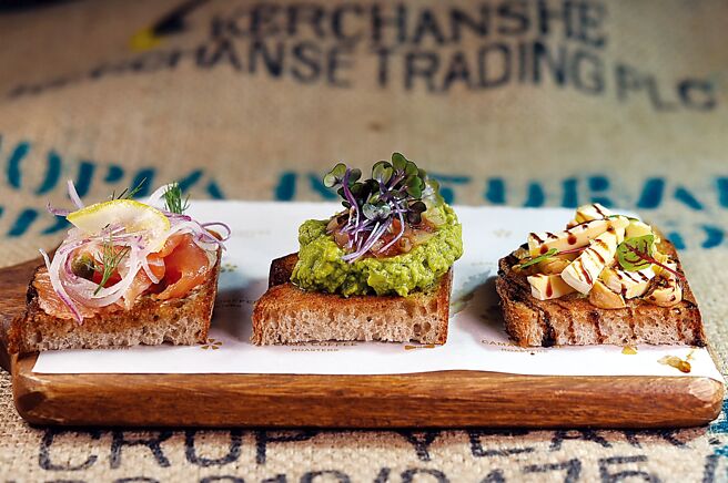 〈主厨精选三拼三明治〉冷烟熏鲑鱼三明治（左起）、酪梨酱三明治、无花果佐布里起司三明治。图／姚舜