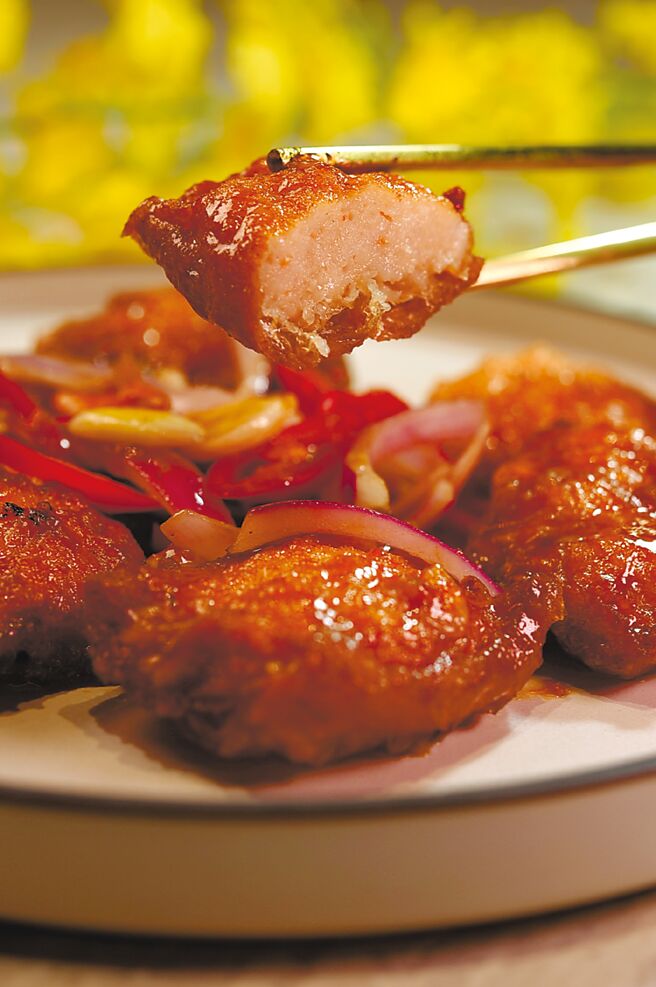 〈百花酿油条〉将草虾肉打成浆再镶入油条中油炸，起锅后再以特制酱汁拌炒，带有糖醋风味。图／姚舜