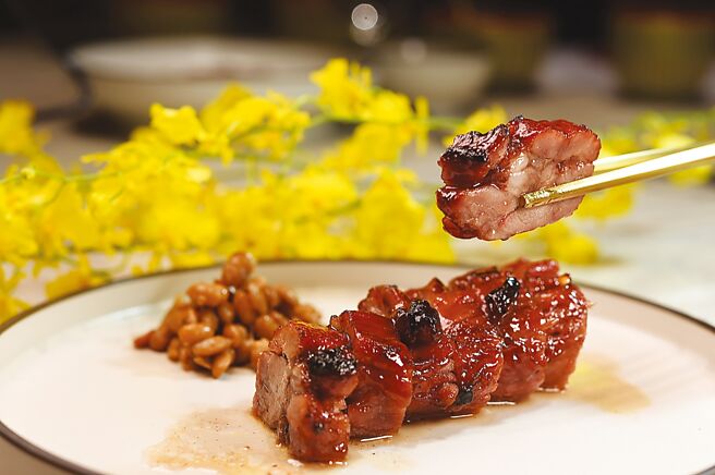 〈柴烧蜜汁叉烧皇〉很道地，时间火候控制得宜，所以吃得到「燶边」的焦香。图／姚舜