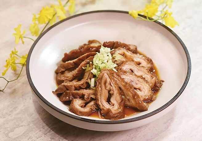 〈滷水肥大肠／420元〉将大肠头用独家滷汁滷至软透入味，口感与风味皆很诱人。图／姚舜