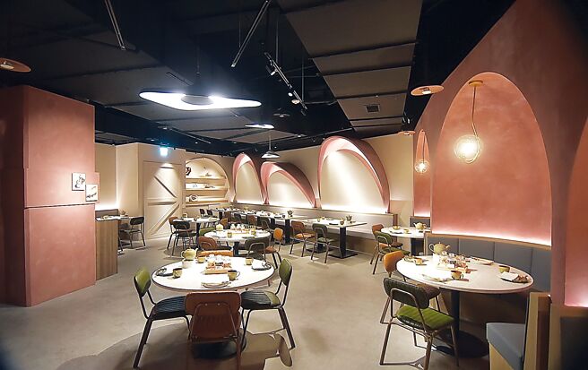 新〈九华楼〉墙面以不同角度设计的弧线造型，创造出洞穴感的剧场效果。图／姚舜