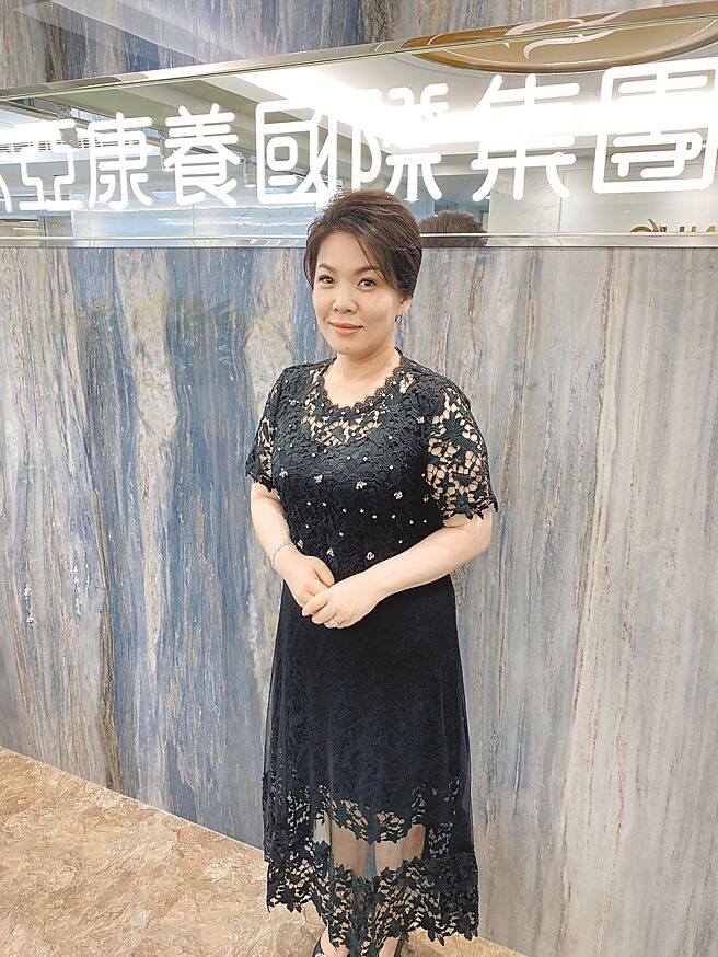 尚禾亚康养国际集团总裁陈玟均亲自主持产品发表会。图╱尚禾亚康养国际集团提供