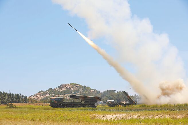 裴洛西访台引发中共军演发射11枚东风飞弹。美国要的是台湾走乌克兰的模式，这次台海衝突可以说是上了美国的当，逐步走入美国设定的剧本之中。（新华社）