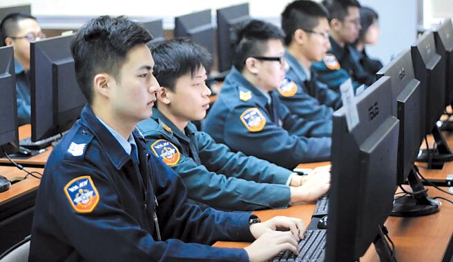 近期总统府、外交部、国防部等网站，出现载入缓慢或无法显示网页问题，行政院发言人罗秉成昨天表示，此次网路攻击集中攻击特定部会官网，造成网站无法连线，但未有侵入资安个资情形。图为资通电军指挥部人才招募宣传影片。（摘自国军人才招募中心）