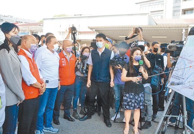 行政院长苏贞昌（前左二）5日视察新北市汐东捷运计画，会后与新北市长侯友宜（前左三）一起听取简报，瞭解相关预定地厂址。（中央社）